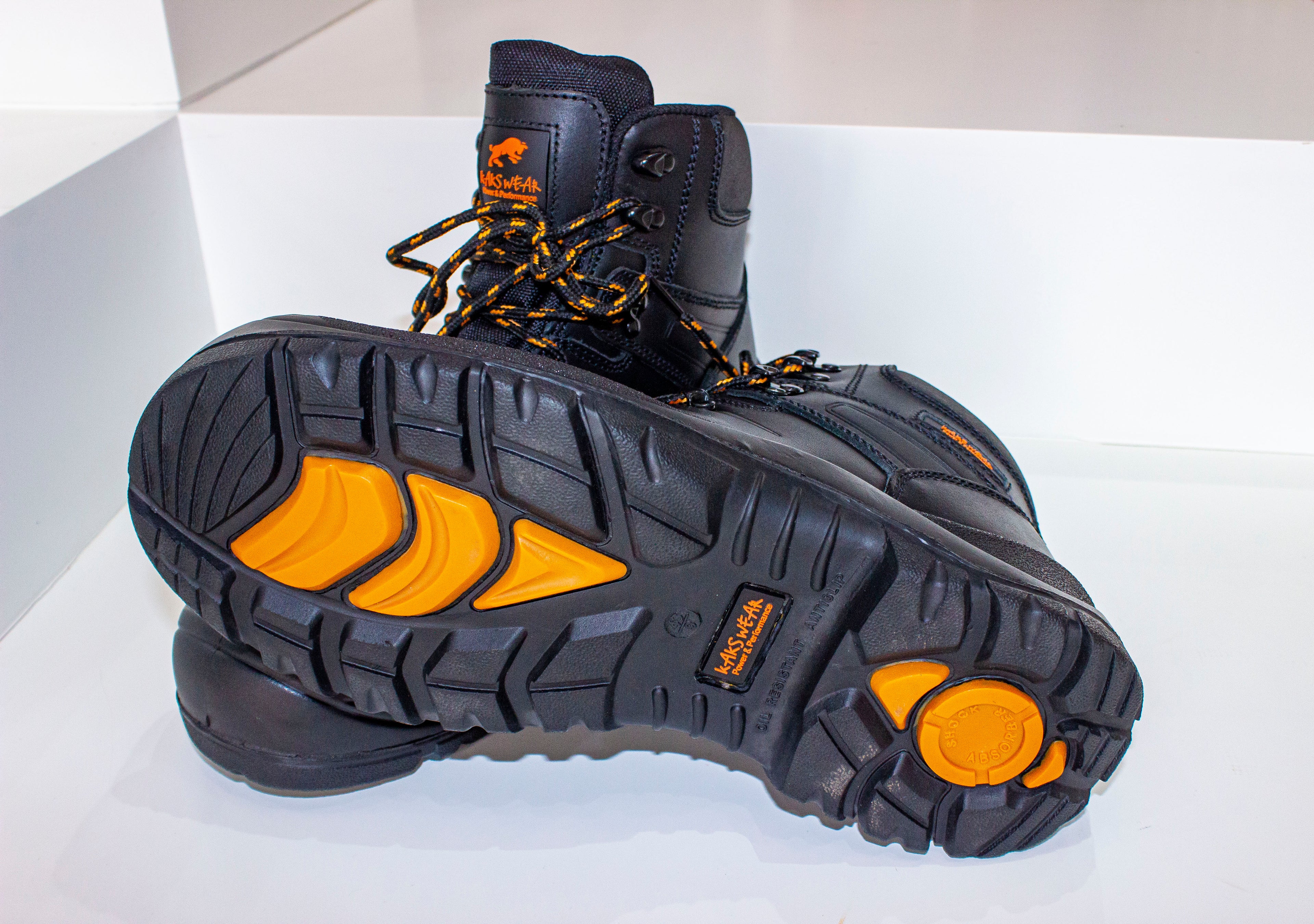 5 REASONS TO WEAR SAFETY FOOTWEAR AS PART OF THE UNIFORM